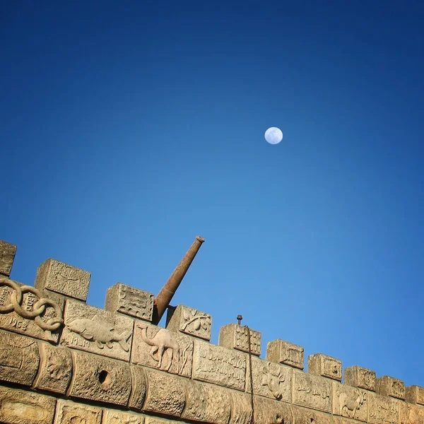 Τείχος Και Κανόνι Του Κάστρου Moussa Στο Λίβανο Πανσέληνο — Φωτογραφία Αρχείου