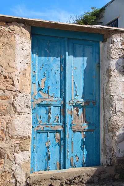 レバノンの町アンフェーの素朴な青い扉 — ストック写真