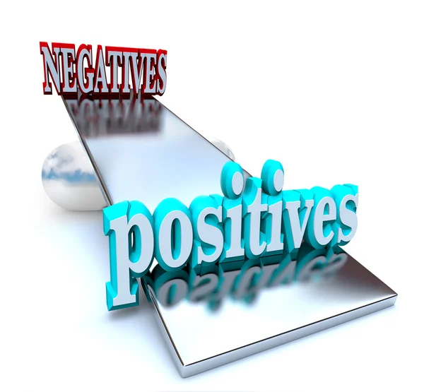 Pesando os positivos vs negativos — Fotografia de Stock