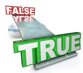 pravda vs falešné pravdou proti lži rovnováhu vidět pila