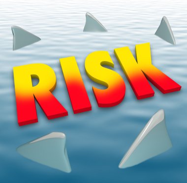 Risk kelimesinin köpekbalığı su tehlike ölümcül uyarı dikkatli yüzgeçleri