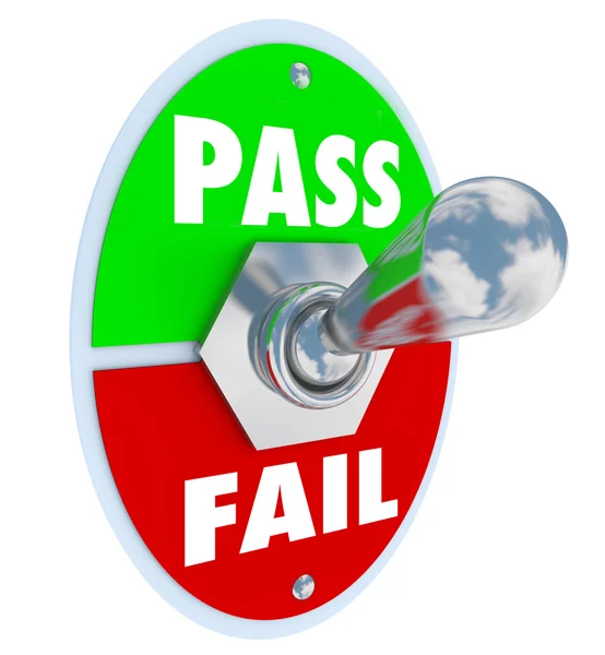 Pass vs Fail Words auf einem Kippschalter — Stockfoto