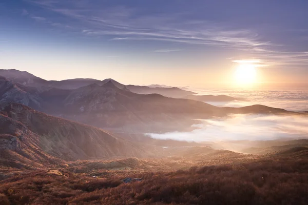 Sonnenaufgang in den Bergen — Stockfoto