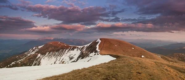Карпатские весенние холмы в снегу — стоковое фото