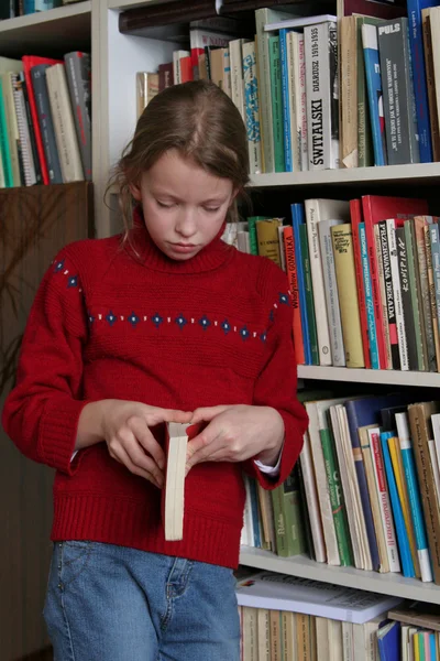 Het lezen van een boek — Stockfoto