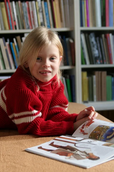 Leer un libro — Foto de Stock