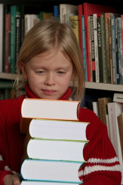 Läsa en bok — Stockfoto