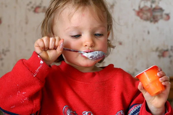 Eating yogurt — Stock Photo, Image