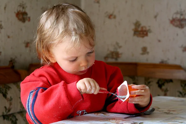 Eating yogurt — Stock Photo, Image