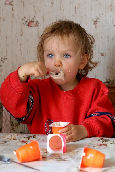 Eating yogurt — Stock Photo, Image