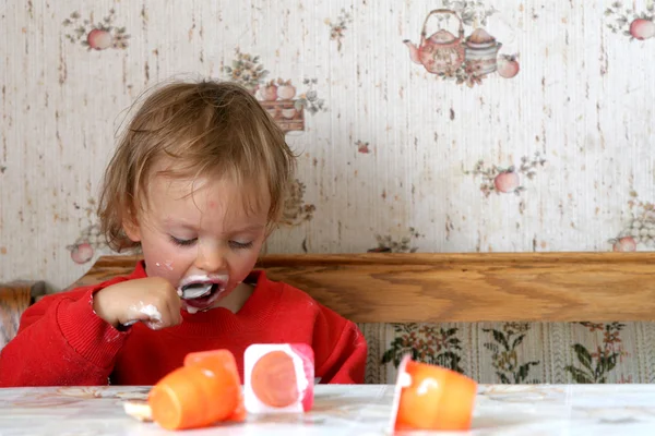 Att äta yoghurt — Stockfoto