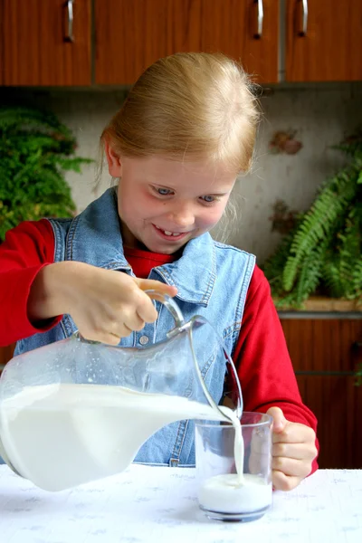 Drink milk — Stock Photo, Image