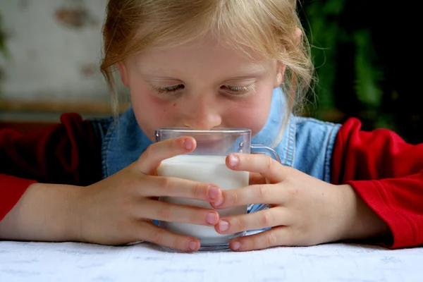 Drink milk — Stock Photo, Image