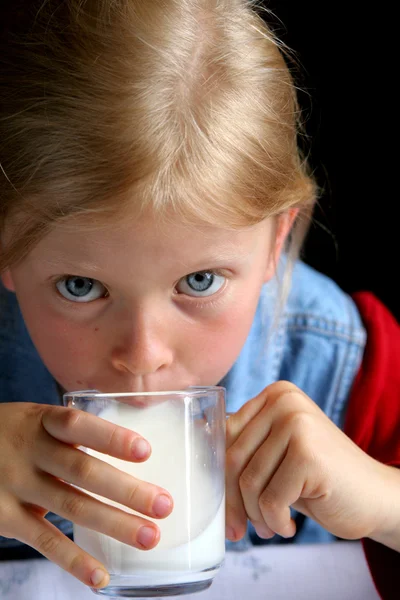 Пейте молоко — стоковое фото