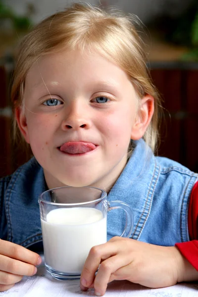 Πιείτε γάλα — Φωτογραφία Αρχείου