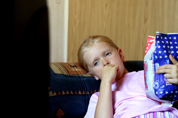 Televizyon seyrediyorum.