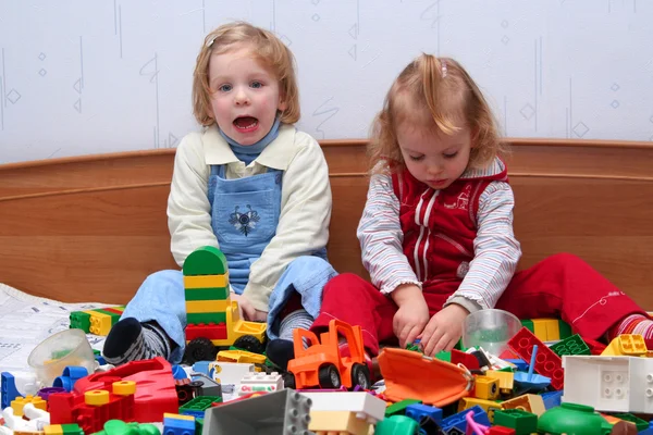 Jouer avec des blocs de cube — Photo