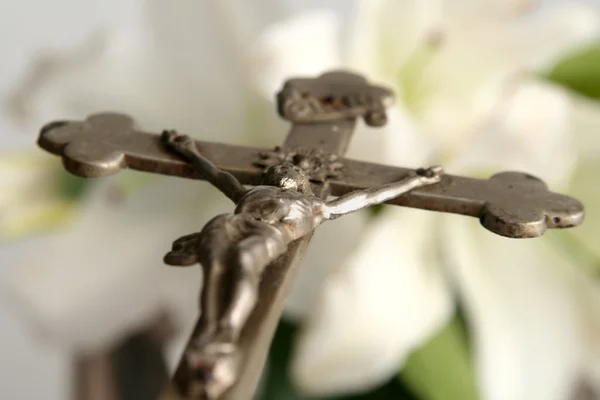 Cruce y lirios de Pascua —  Fotos de Stock