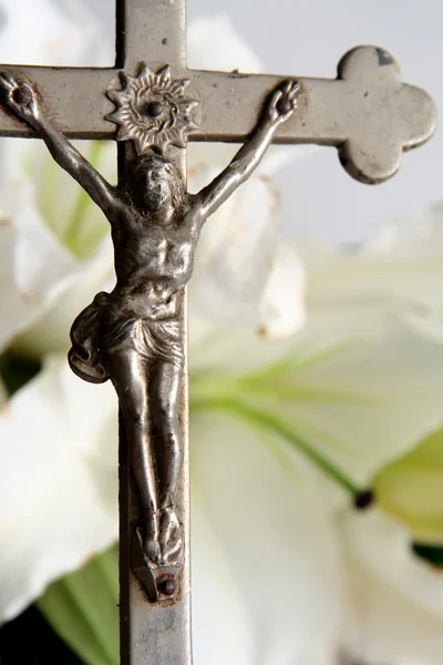 Cross and easter lilies — Stock Photo, Image
