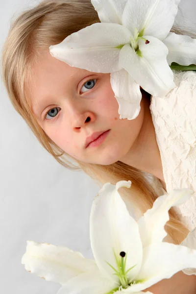 Girl and lilies — Stock Photo, Image