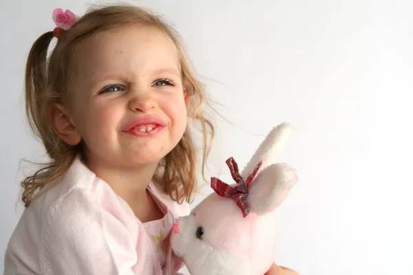 Dziecko dziewczynka i różowy króliczek — Zdjęcie stockowe