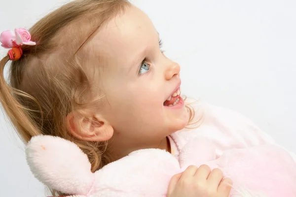 아기 소녀와 핑크 토끼 — 스톡 사진