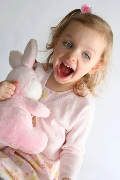 Dziecko dziewczynka i różowy króliczek — Zdjęcie stockowe