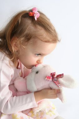 Bebek kız ve pembe tavşan