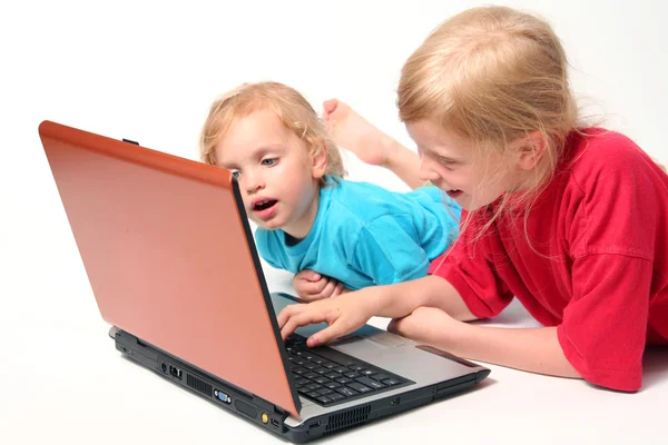 Jogando no laptop — Fotografia de Stock