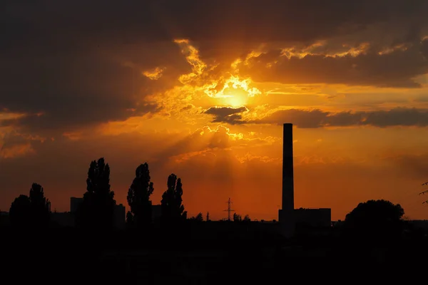 Silhuett Skorsten Vid Solnedgången Solens Strålar — Stockfoto