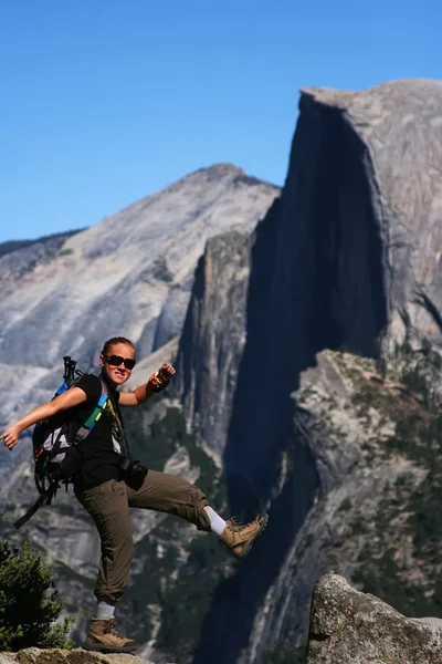 Turista na okraji - yosemite — Stock fotografie