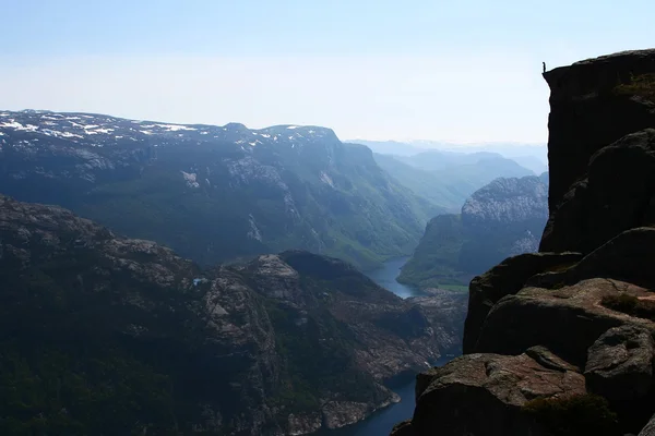 Стоячи на краю - Норвезька фіорд — стокове фото