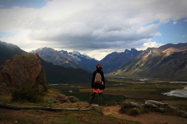 Dağlara bakıyorum.