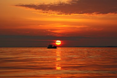 gün batımında sailship