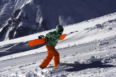 genç kadın snowboard