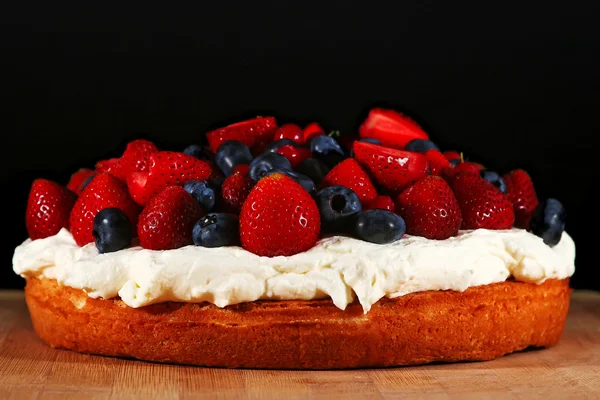 Pastel de esponja con frutas frescas — Foto de Stock