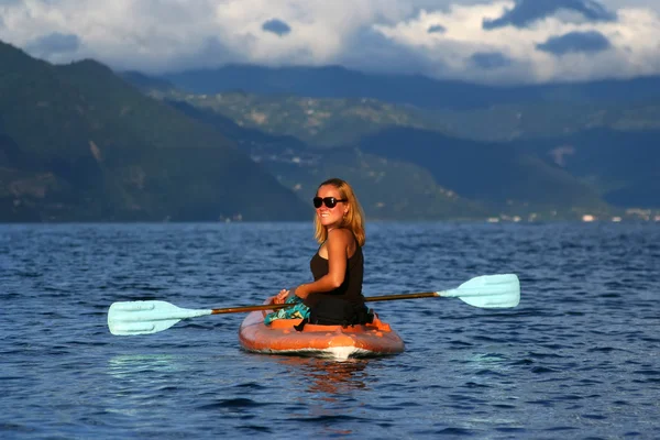 Giovane donna in kayak — Foto Stock