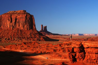 monument valley adlı genç bir kadın