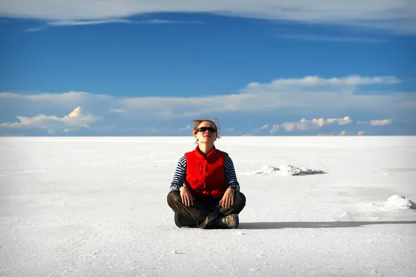 Młoda kobieta medytuje w salar de uyuni — Zdjęcie stockowe