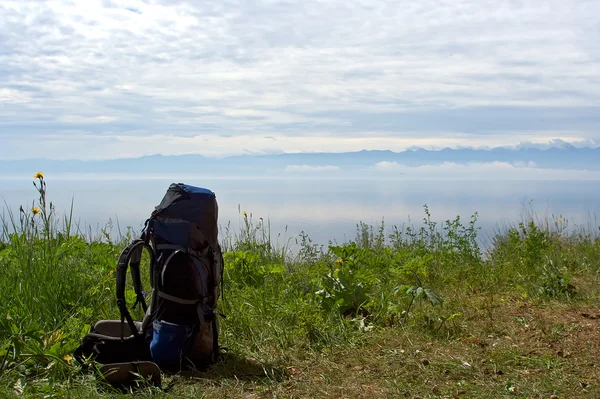 Backpack at the lake — Stock Photo, Image