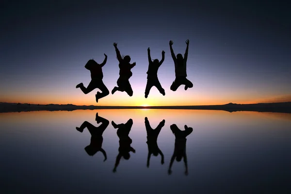 Felices amigos saltando al aire libre — Foto de Stock