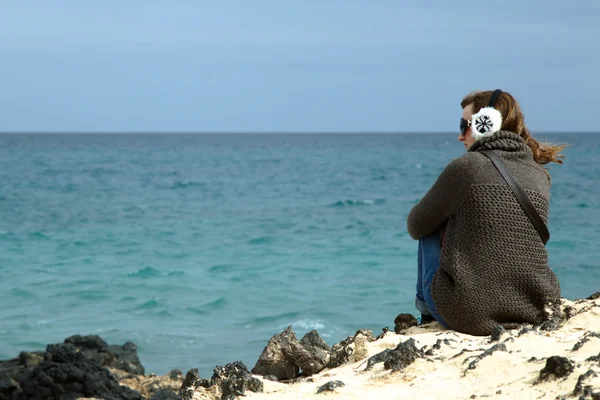 Junge Frau blickt aufs Meer — Stockfoto