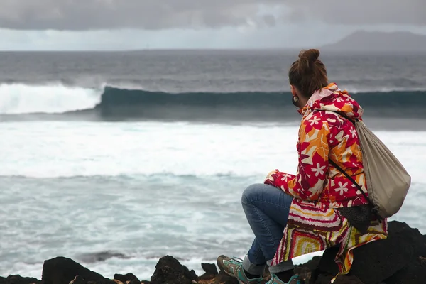 Jeune femme regardant la mer — Photo