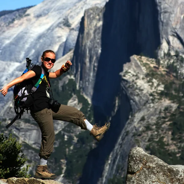 Turista na okraji - yosemite — Stock fotografie