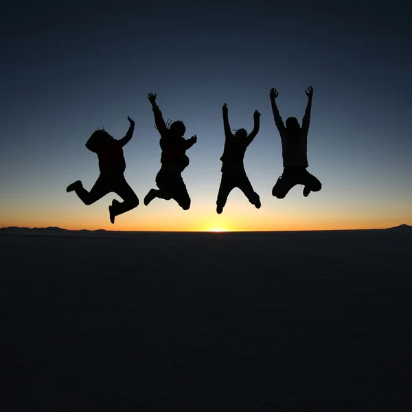 Felices amigos saltando al aire libre — Foto de Stock