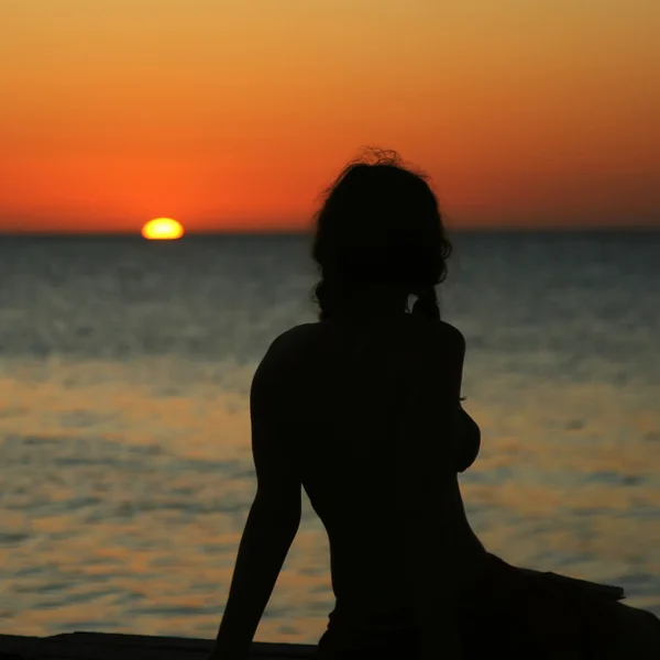 Silhuette på stranden — Stockfoto