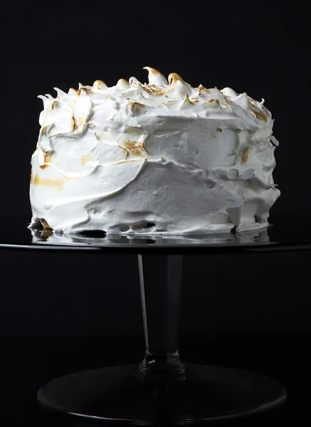 Gâteau éponge blanche avec glaçage — Photo