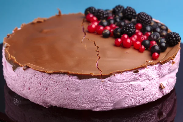 Tarta de Souffle con bayas frescas — Foto de Stock