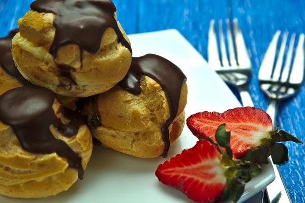 Chocolate profiterole — Stock Photo, Image