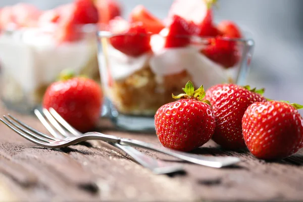 Dessert aux fraises dans un bol en verre — Photo